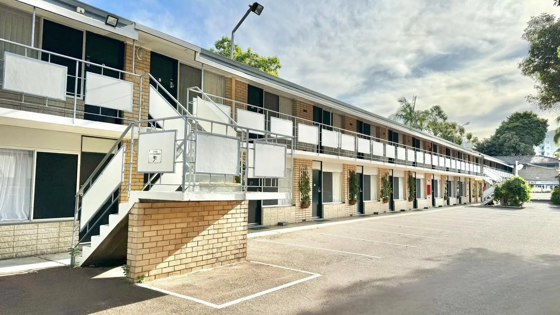 מוטל פרת'' Flag Motor Lodge