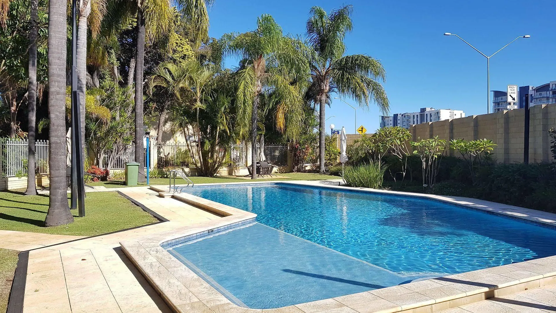 מוטל פרת'' Flag Motor Lodge